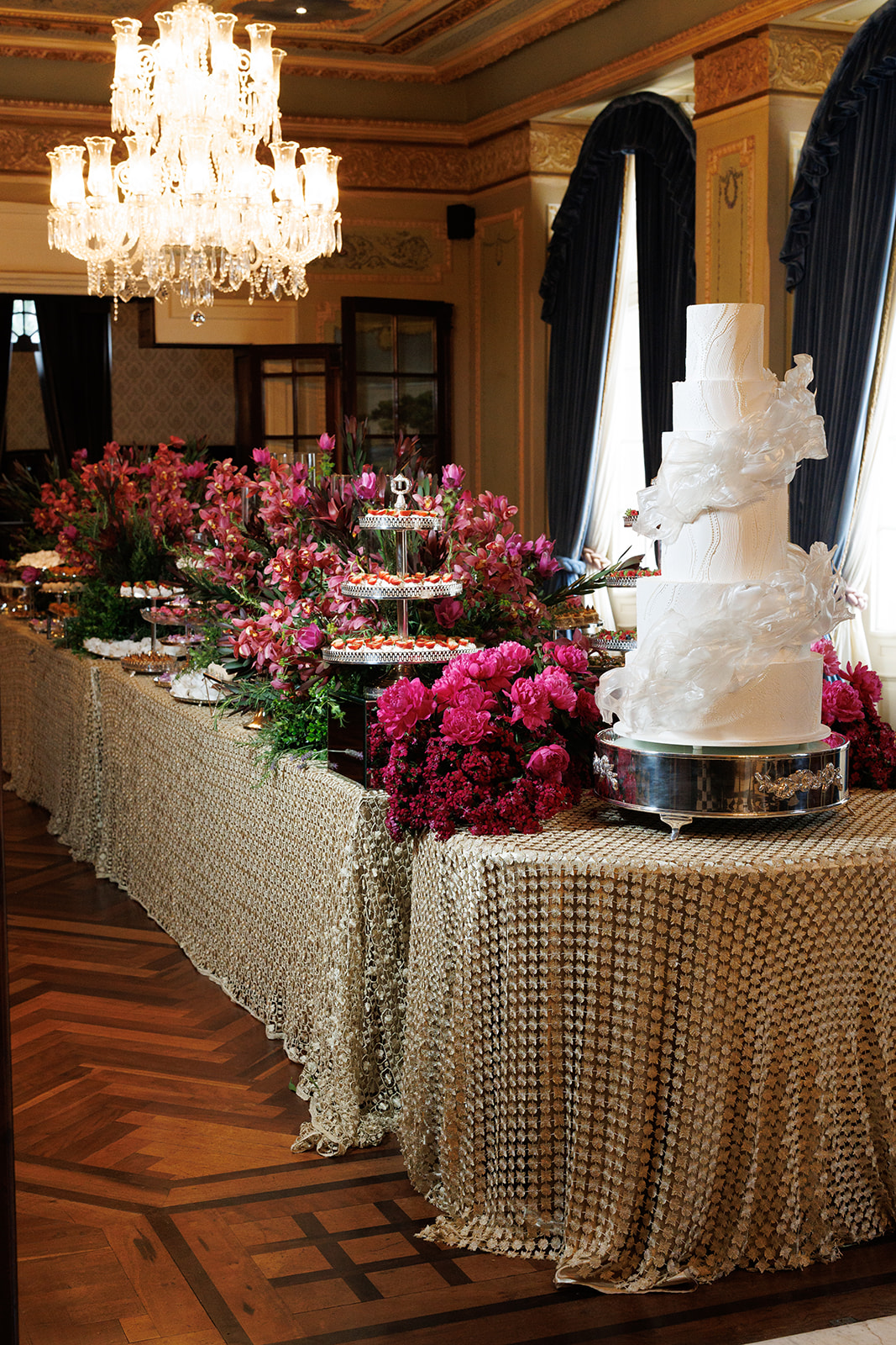 Casamento clássico: elegância e romantismo no Castelo do Batel