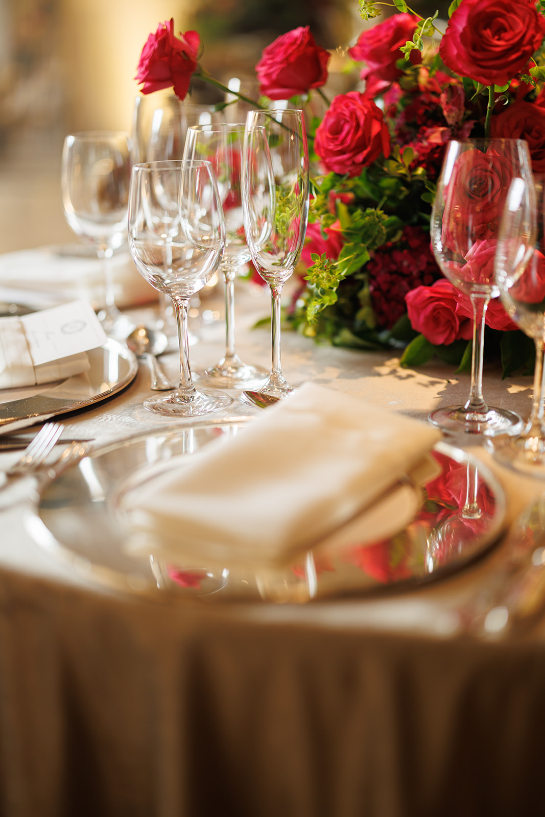 Casamento clássico: elegância e romantismo no Castelo do Batel