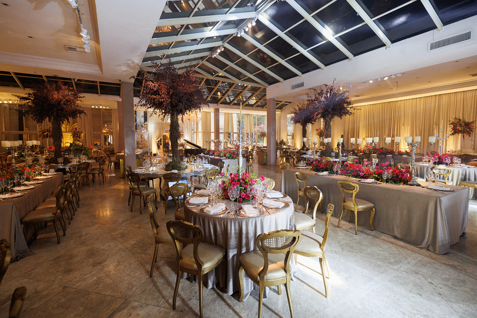 Casamento clássico: elegância e romantismo no Castelo do Batel