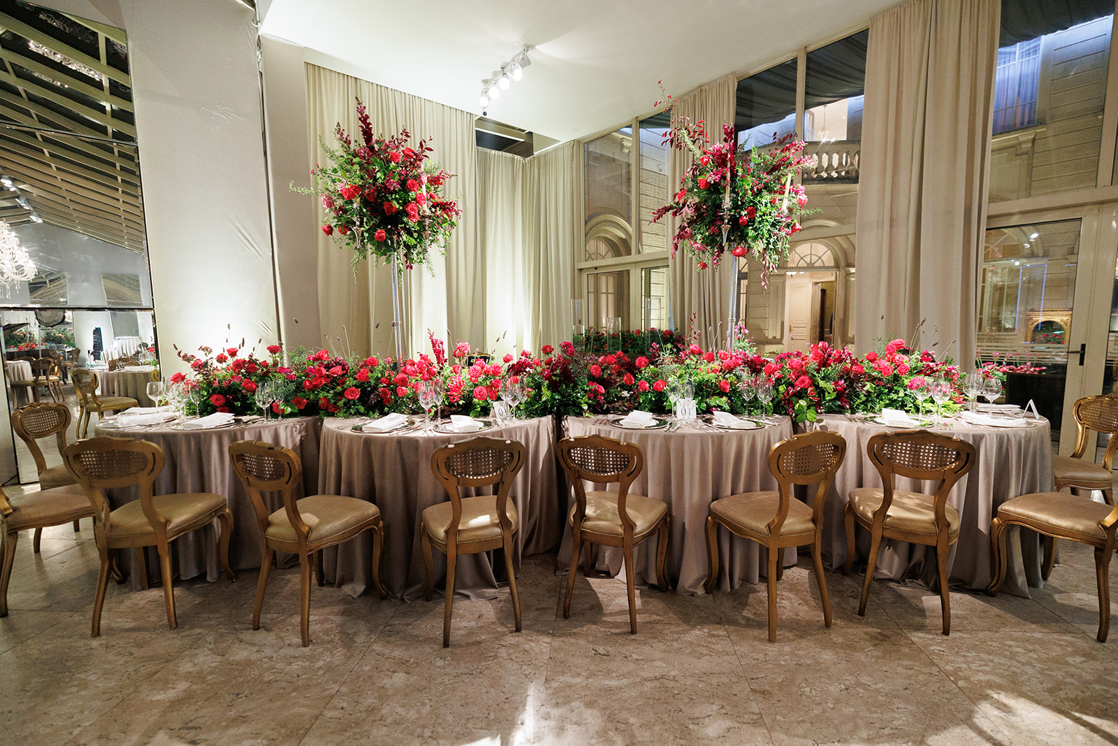 Casamento clássico: elegância e romantismo no Castelo do Batel
