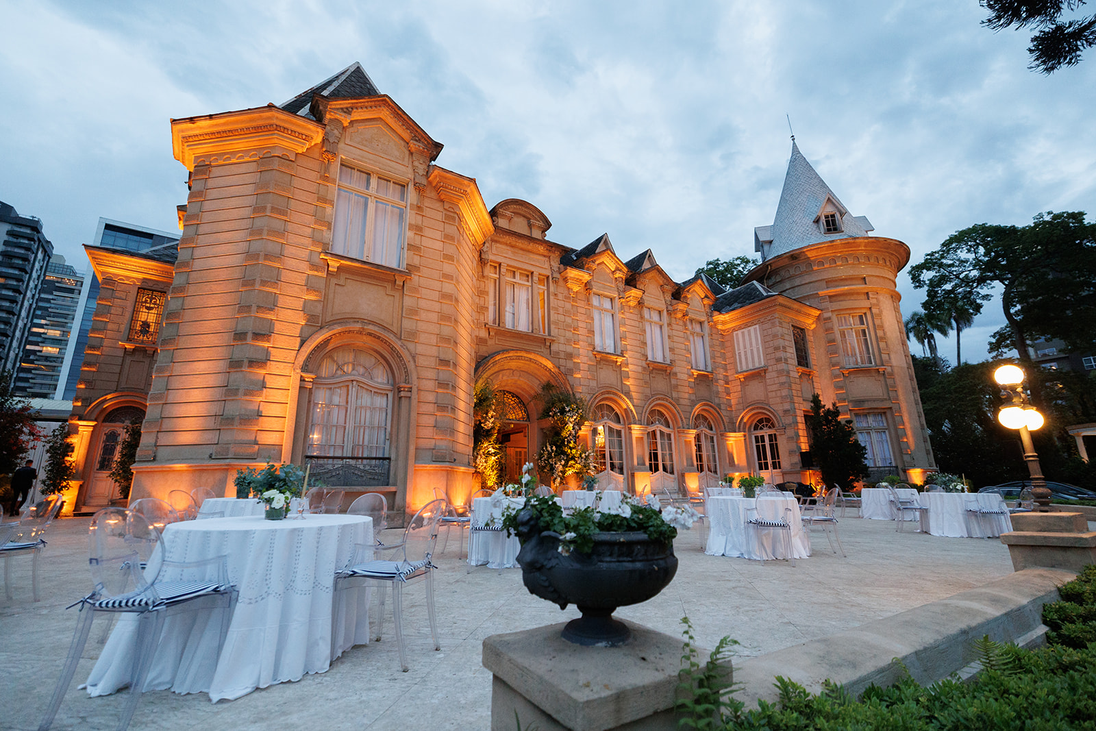 Casamento clássico: elegância e romantismo no Castelo do Batel