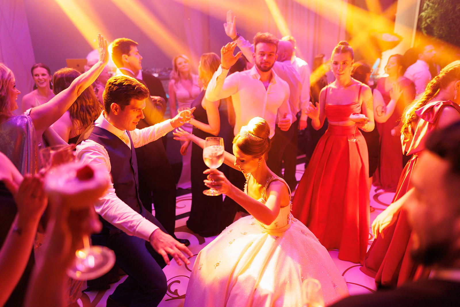 Casamento clássico: elegância e romantismo no Castelo do Batel