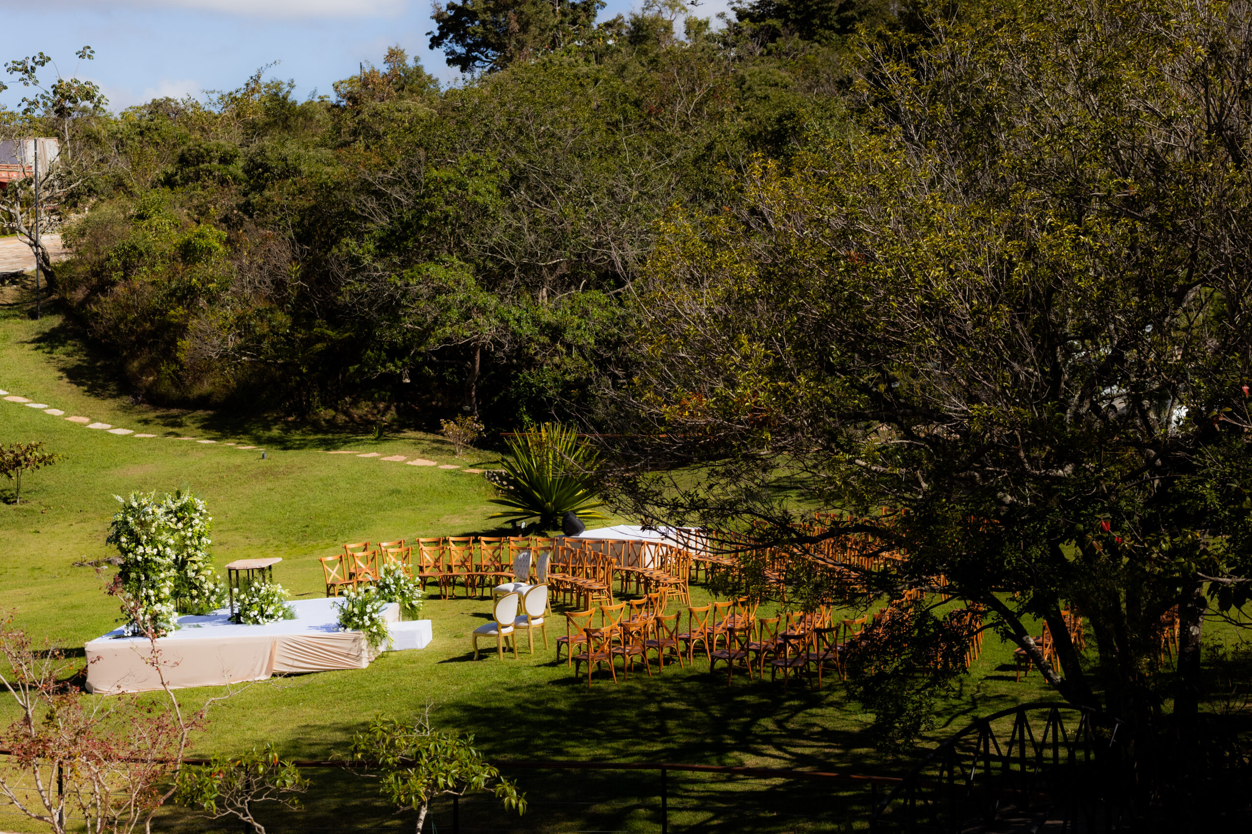 Estrutura para casamento se integra à paisagem montanhosa de Diamantina | Foto: Caique Murad