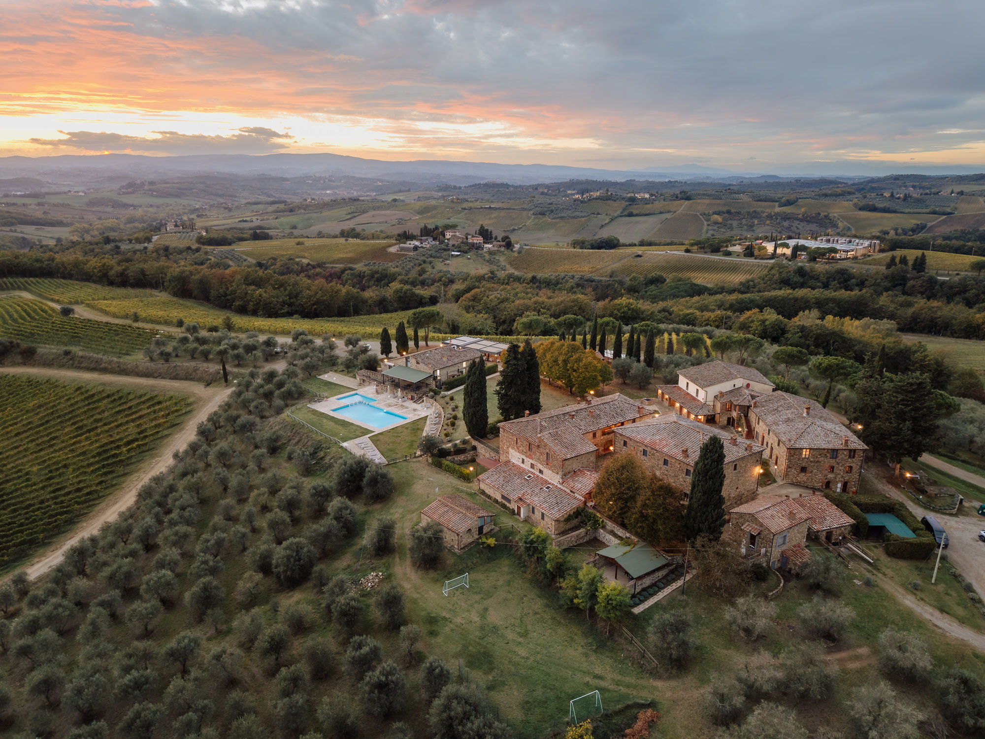 Uma viagem, três dias de festa e as raízes italianas: o destination wedding de Giordana e Kalil na Toscana