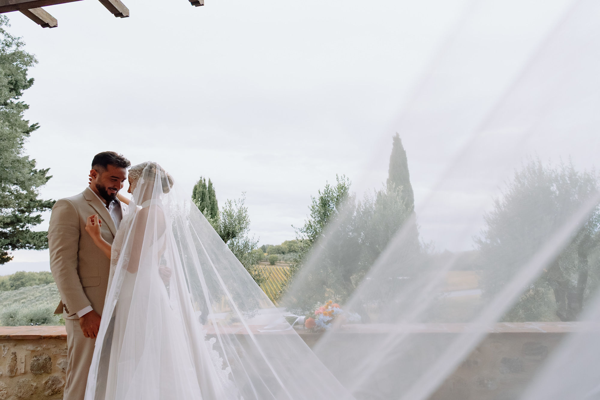 Uma viagem, três dias de festa e as raízes italianas: o destination wedding de Giordana e Kalil na Toscana