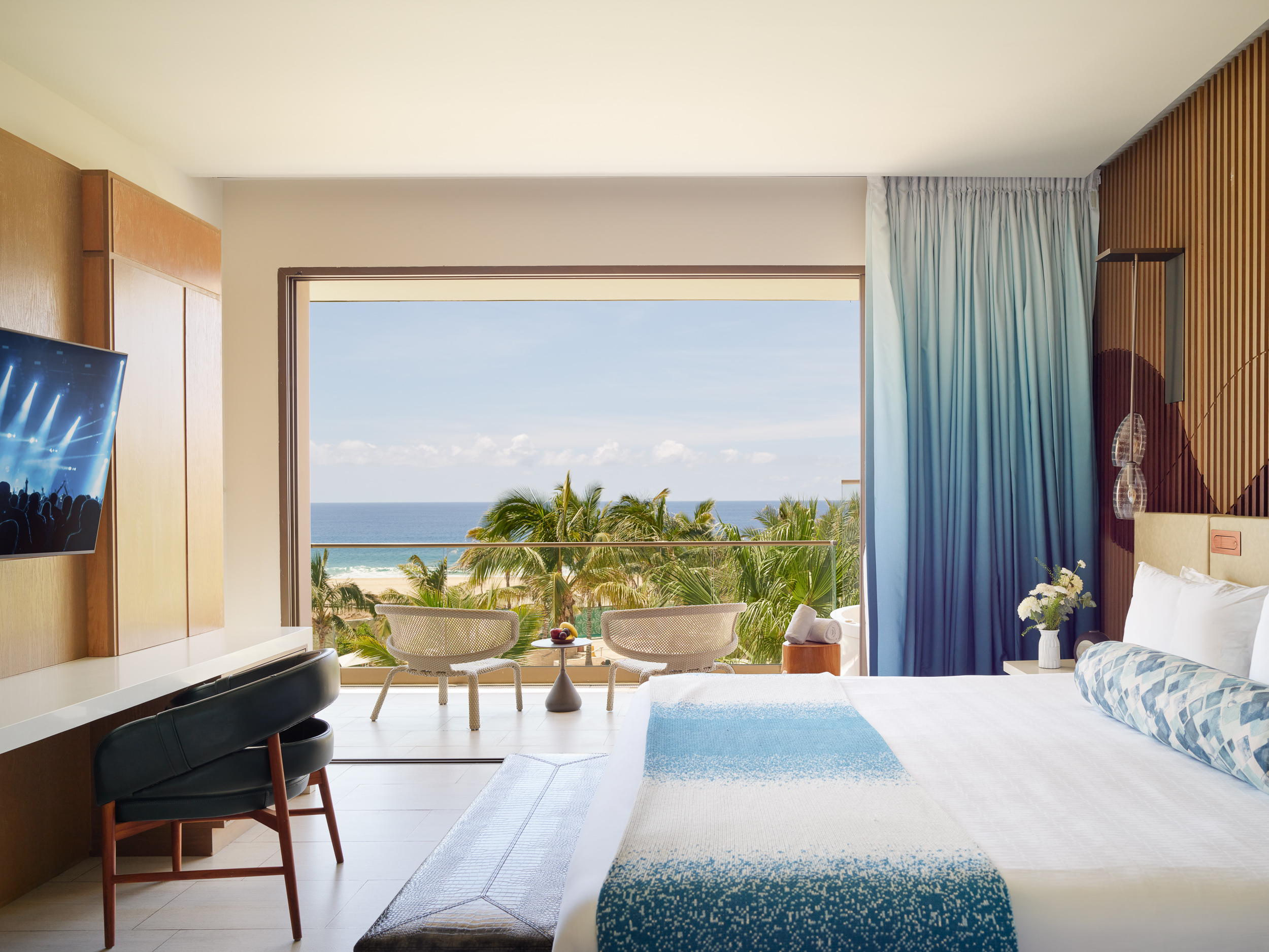 Suíte do Hard Rock Hotel Los Cabos conta com varanda privativa e vista para o mar. | Foto: Divulgação / Hard Rock Hotel Los Cabos