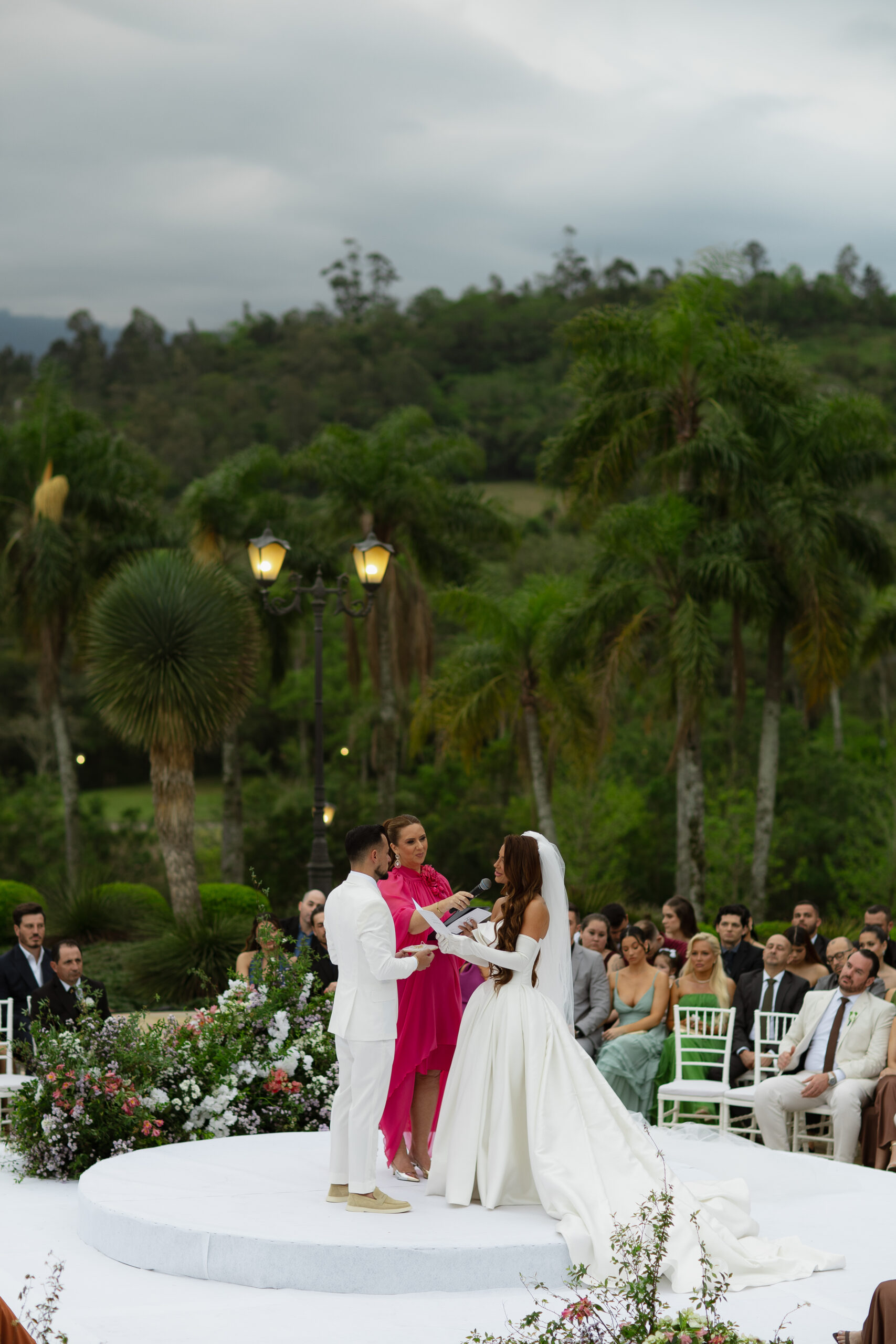 Com os filhos levando as alianças, Ketlyn e Gabriel celebram casamento emocionante no Rio Grande do Sul