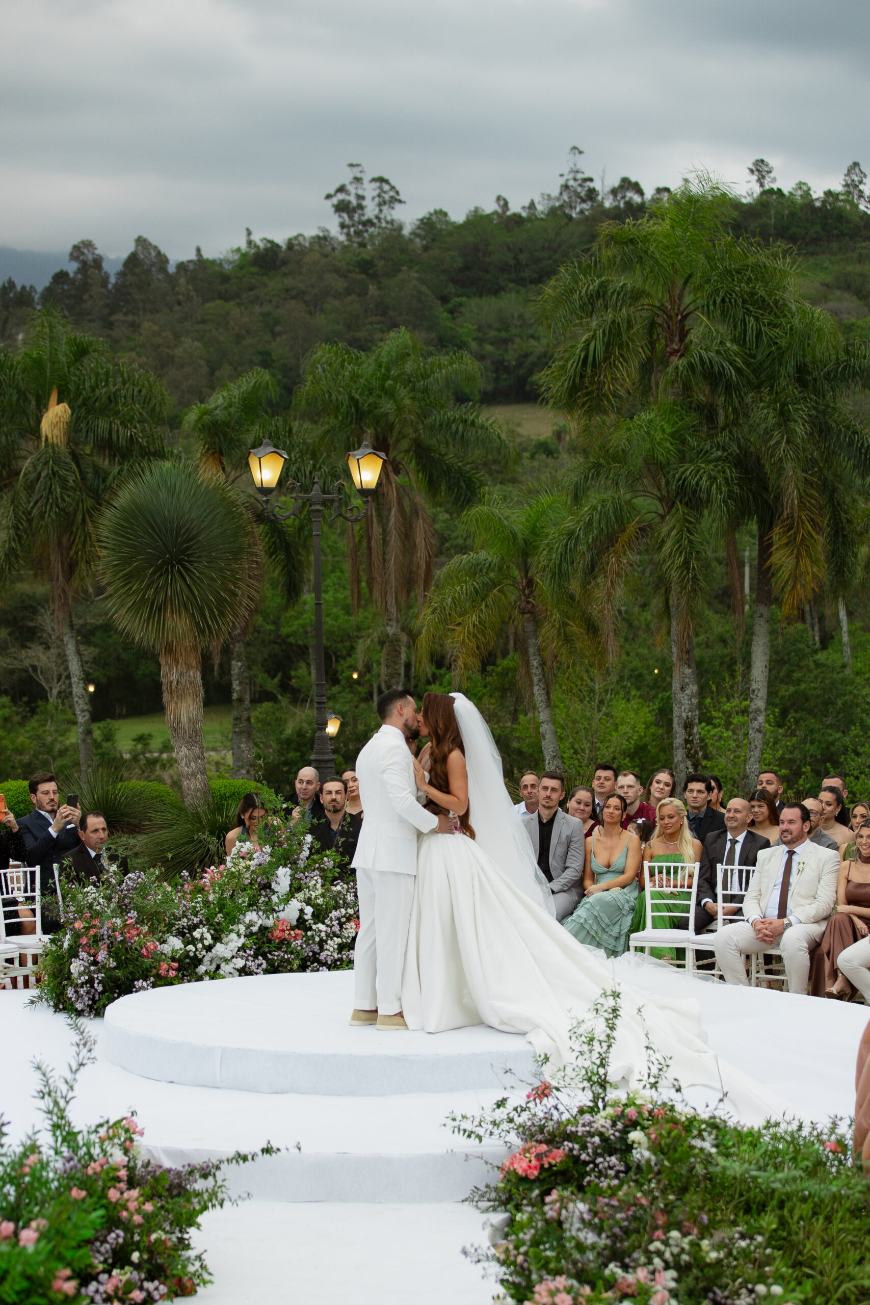 Com os filhos levando as alianças, Ketlyn e Gabriel celebram casamento emocionante no Rio Grande do Sul