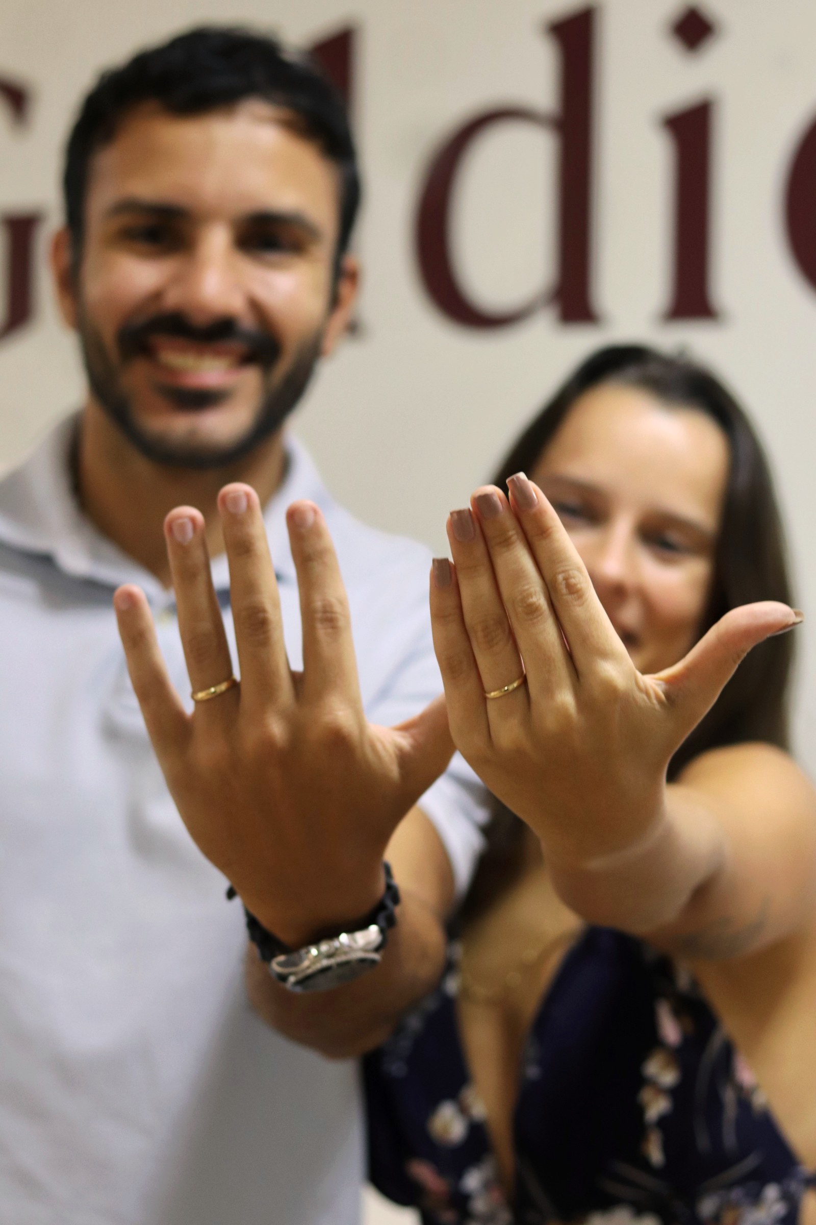 Após a experiência, casal exibe as alianças produzidas um para o outro. | Foto: Divulgação/Goldie