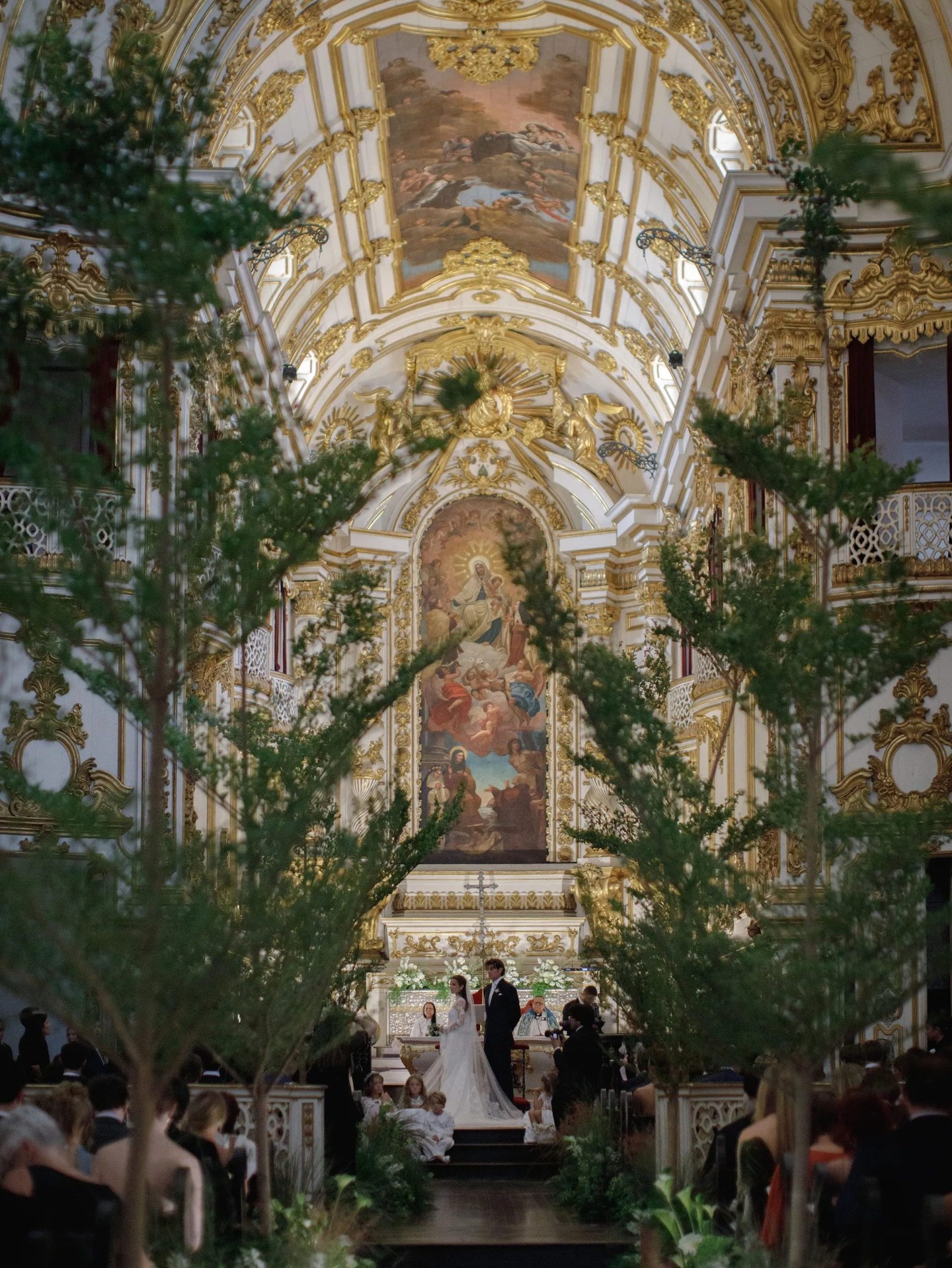 Giulia Be e Conor Kennedy celebram casamento no Rio com decoração clássica assinada por Dan Sendas
