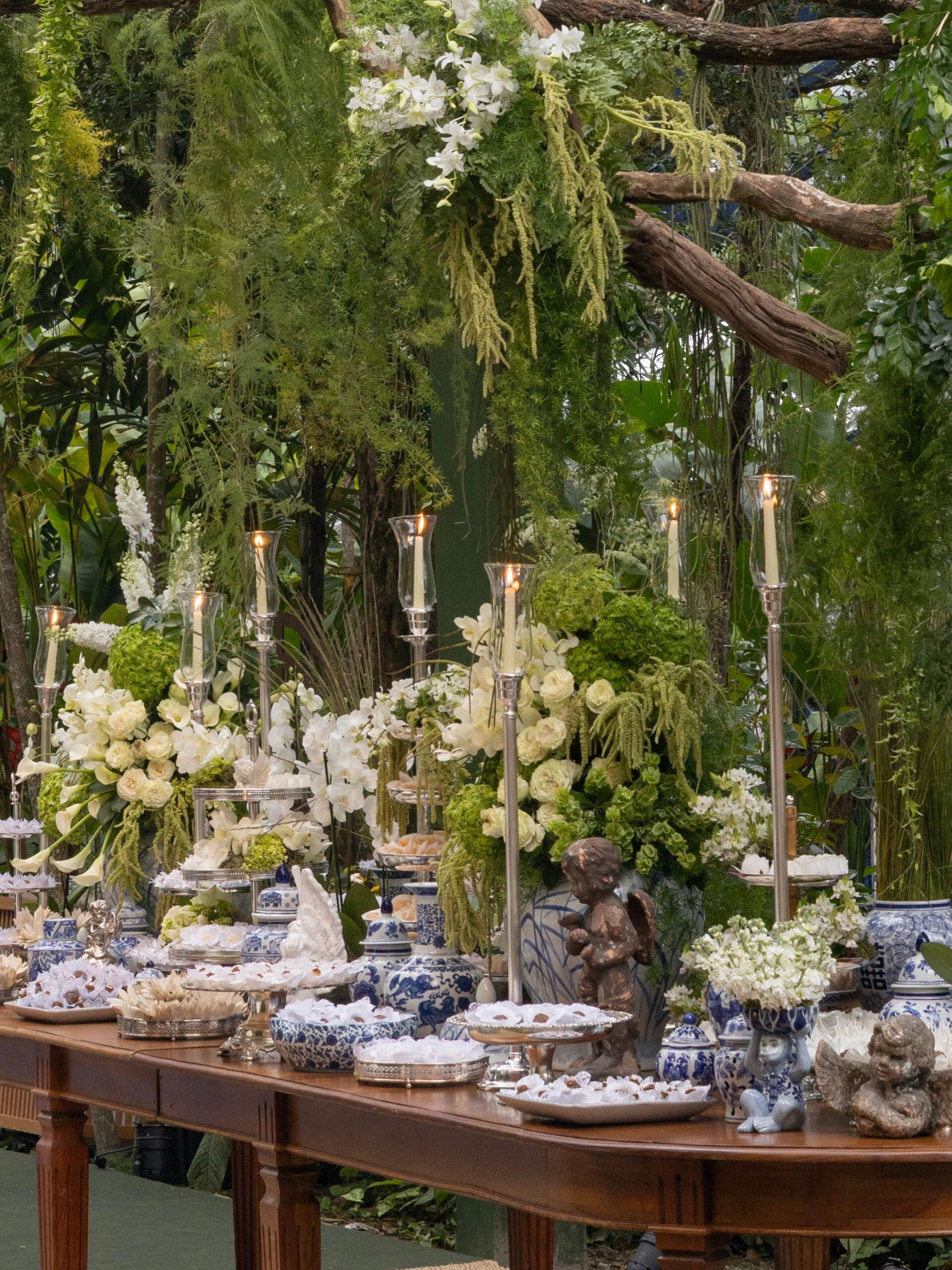 Giulia Be e Conor Kennedy celebram casamento no Rio com decoração clássica assinada por Dan Sendas