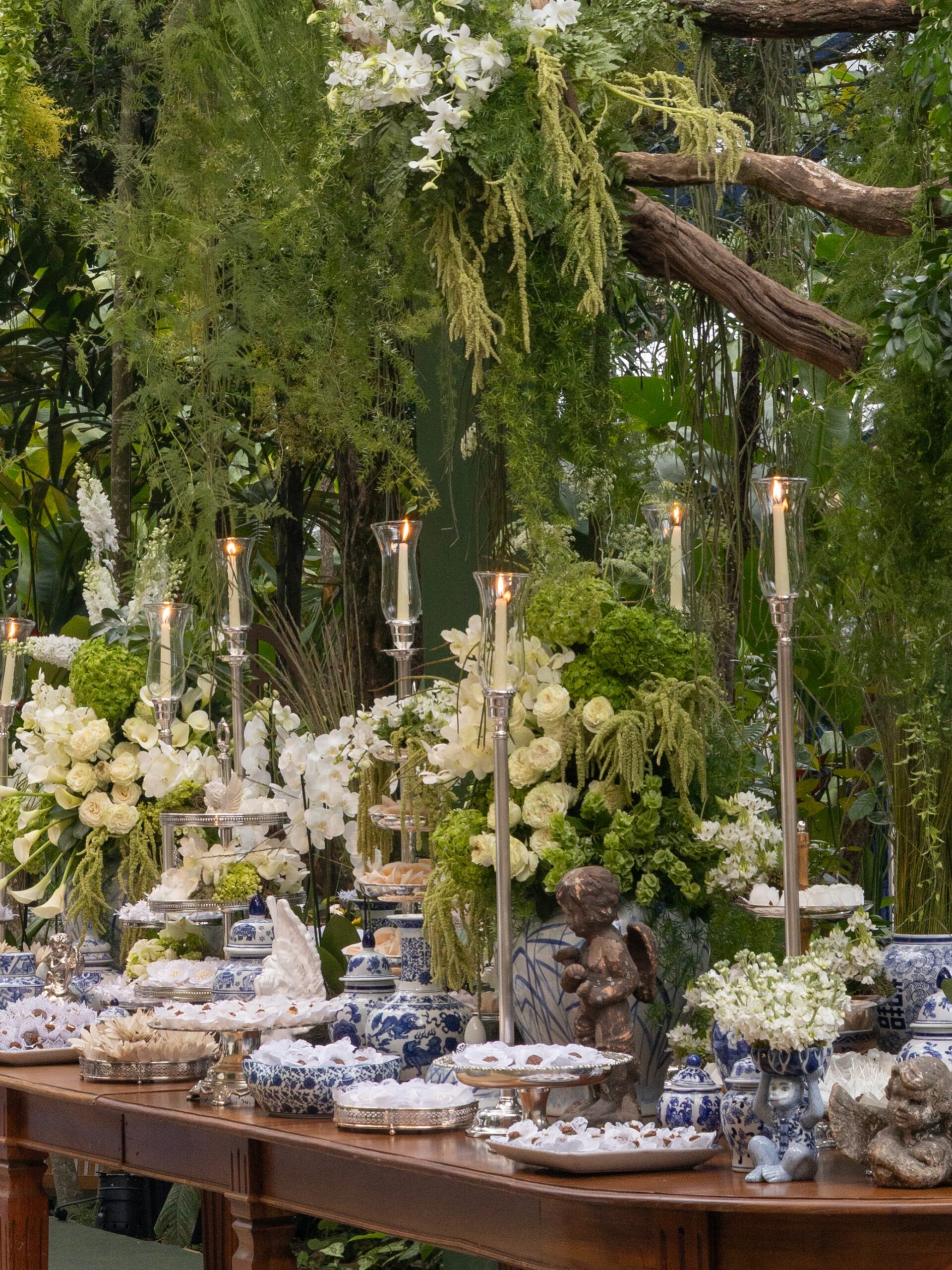 Giulia Be e Conor Kennedy celebram casamento no Rio com decoração clássica assinada por Dan Sendas
