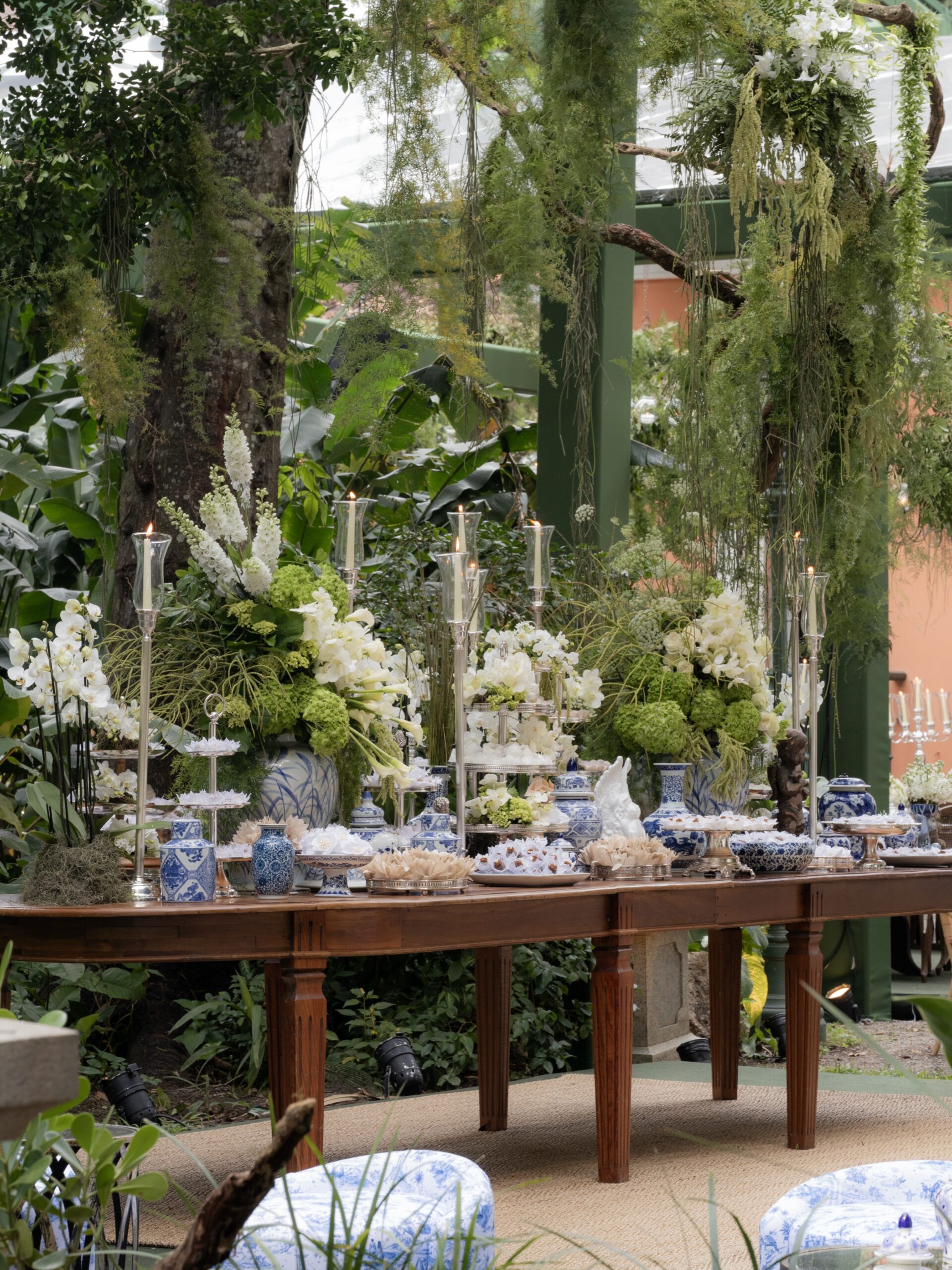 Giulia Be e Conor Kennedy celebram casamento no Rio com decoração clássica assinada por Dan Sendas