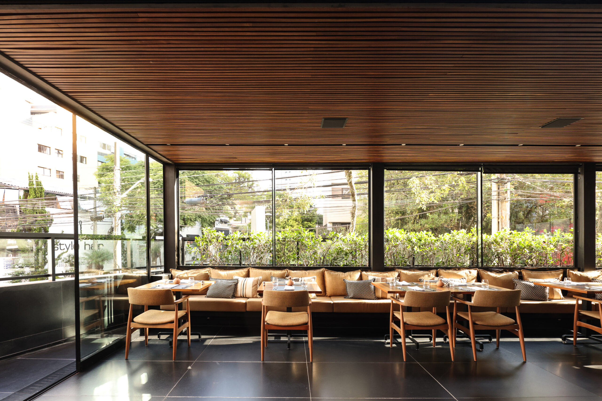 Ambiente do Nomaa Hotel combina madeira, luz natural e mobiliário de design contemporâneo | Foto: Divulgação/Nomaa Hotel