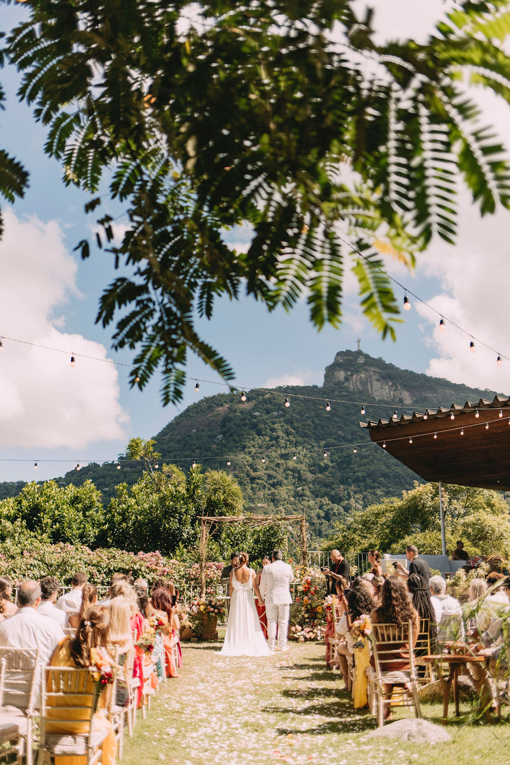 Cerimônia ao ar livre reúne convidados com o Cristo Redentor ao fundo | Foto: Virgulas Fotografia