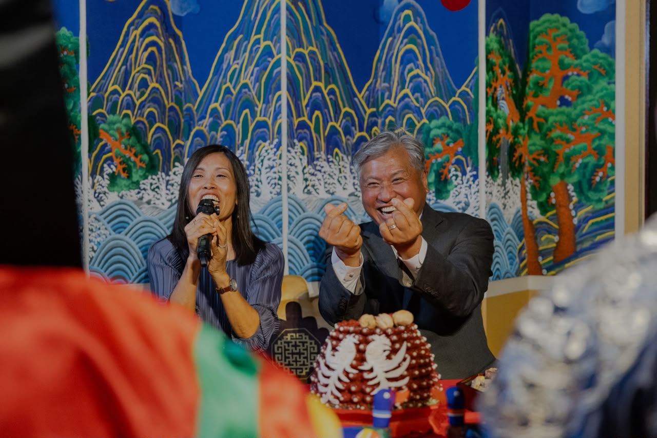 Lorena e Benjamin celebram encontro entre Brasil e Coreia em casamento na Região Serrana do Rio