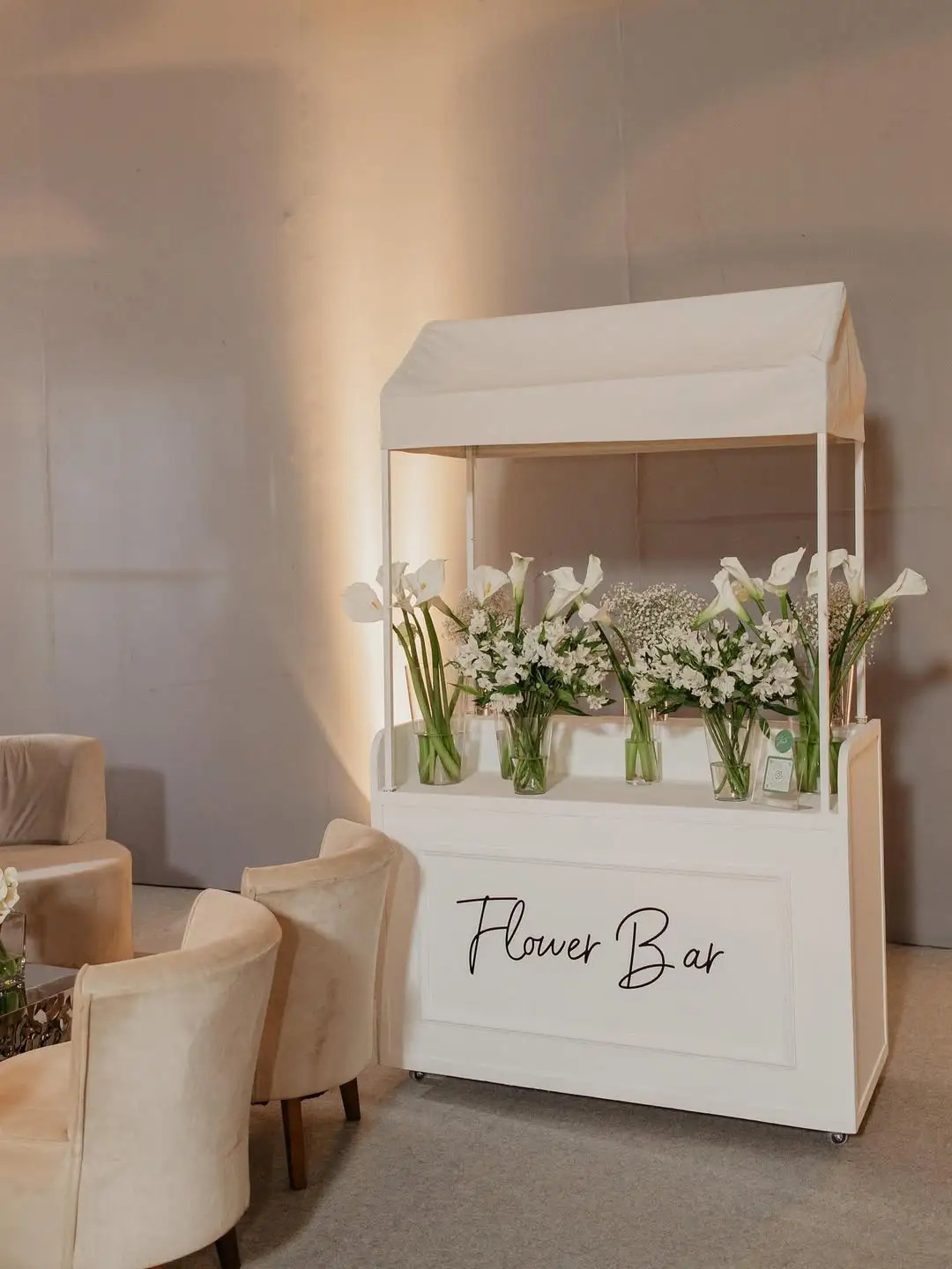 Flower bars permitem que os convidados escolham flores e montem pequenos buquês durante a recepção, transformando a experiência floral em uma lembrança personalizada do casamento. | Foto: Nicolas Carrelo