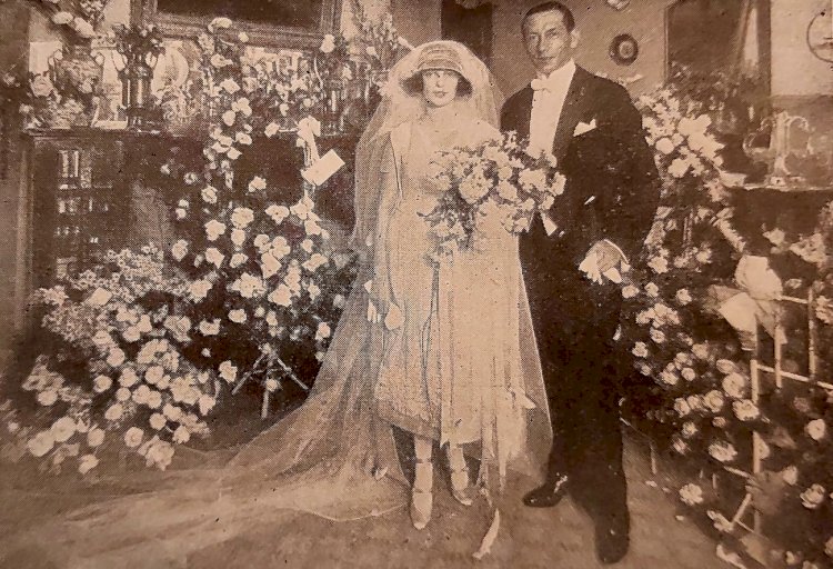 Diva Roxo e Luis Carrasco Jiménez, no Rio de Janeiro, em 1920. O registro, feito após a cerimônia civil, mostra o vestido da noiva, o véu comprido e os grandes arranjos florais na residência do médico Henrique Roxo. I Foto: Reprodução / Notícias do Século.